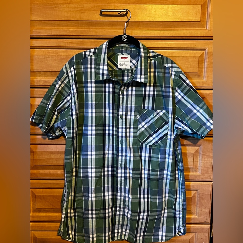 Levi’s plaid short sleeved button up shirt